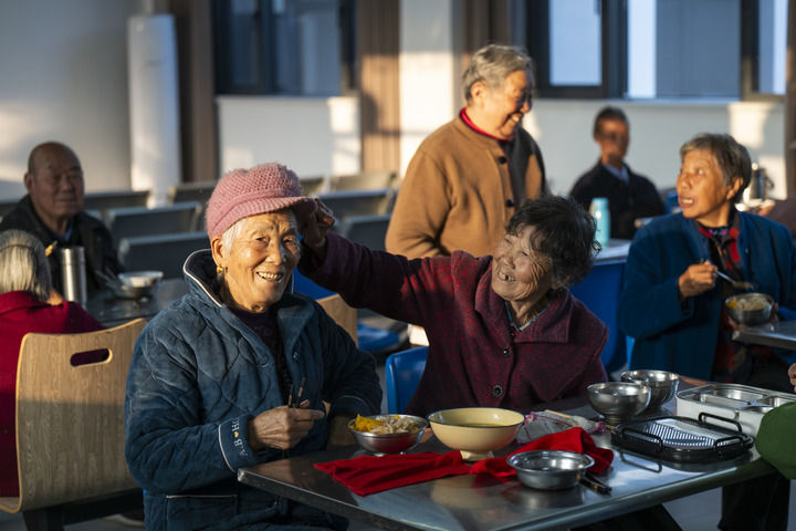10月14日,老人们在湖北孝昌县王店镇新岗村幸福食堂就餐。新华社记者 伍志尊 摄