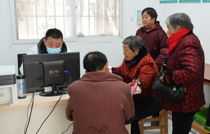 12月16日,群众在浙江建德市下涯镇马目村区域医疗中心就诊。该中心原为普通村级卫生室,改造成区域医疗中心后就诊人数增长70%以上。新华社记者 翁忻旸 摄